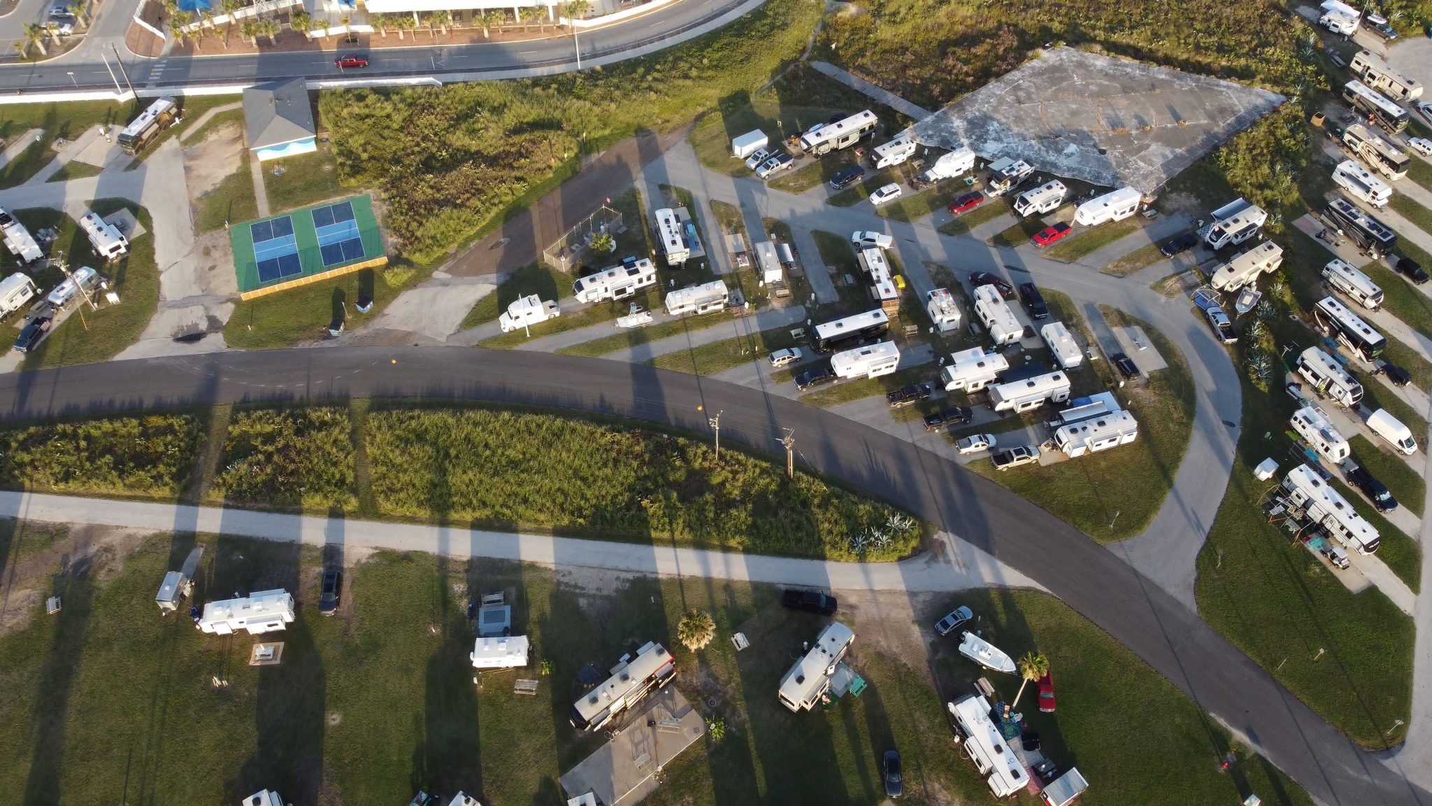 Camping-car stationné sur une aire extérieure proche d’un terminal aéroportuaire